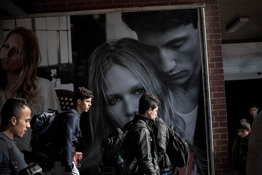 2015年9月24日，柏林，來自伊拉克、敘利亞，巴基斯坦和阿富汗等地區的難民，乘搭列車抵達柏林。攝：Ashley Gilbertson / VII Photo for UNICEF