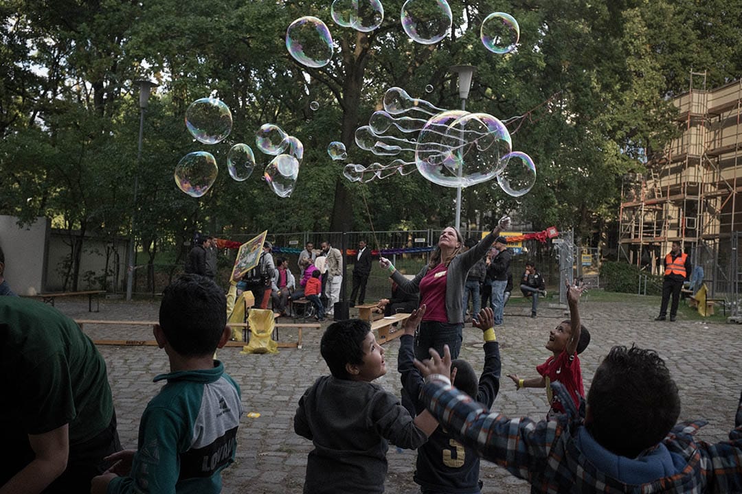 2015年9月24日，柏林，難民與德國居民一起慶祝古爾邦節 (Eid al-Adha)，該節日為穆斯林世界的重要節慶之一。攝：Ashley Gilbertson / VII Photo for UNICEF