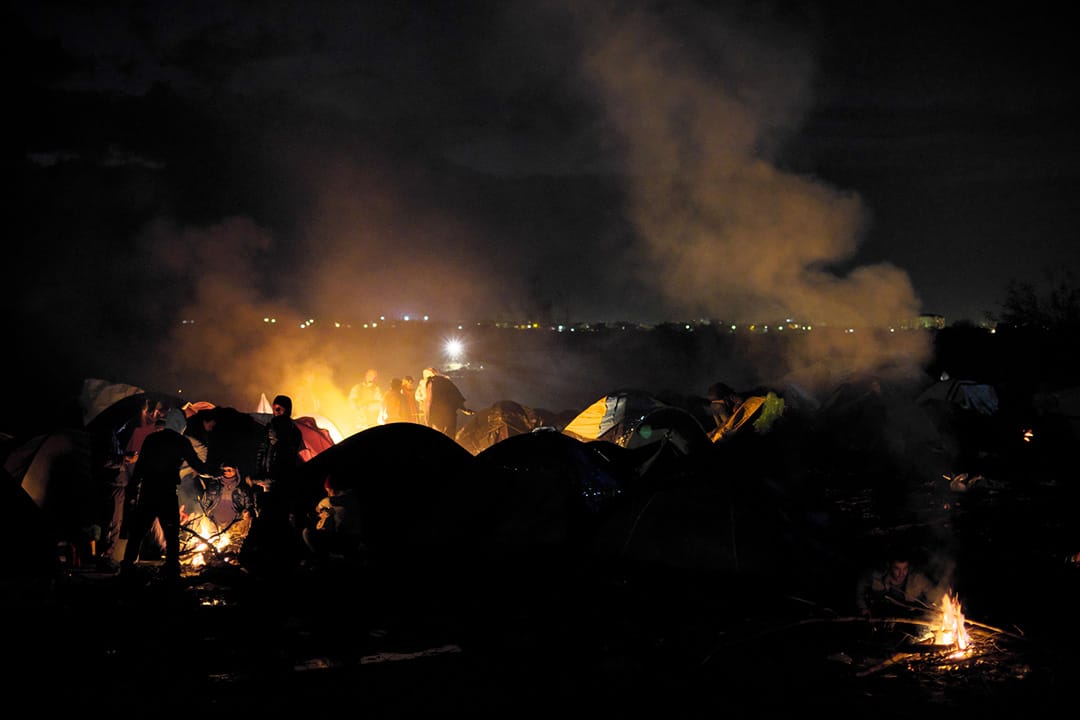 2015年11月26日，馬其頓 Idomeni,小鎮，滯留的難民在帳蓬外生火取暖。攝：Ashley Gilbertson / VII Photo for UNICEF