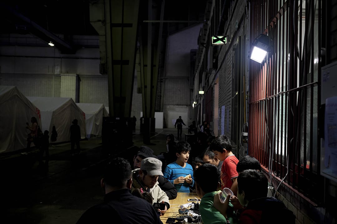 2015年12月11日,柏林, 德國政府與志願組織合作，於廢棄了的滕珀爾霍夫機場 (Templehof) 設立難民營。同時，聯合國兒童基金會將與德國政府及其他非政府組織商討，計劃向難民營內的兒童提供教育及社會支援服務。圖為孩童正於難民營內玩耍。攝：Ashley Gilbertson / VII Photo for UNICEF