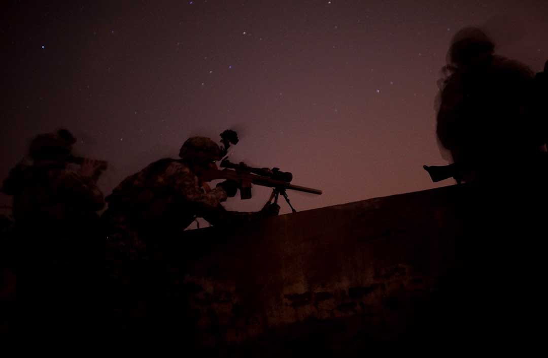 2008年5月14日，伊拉克巴格达，美军士兵正在进行一个通宵空袭任务。摄：Chris Hondros/Getty