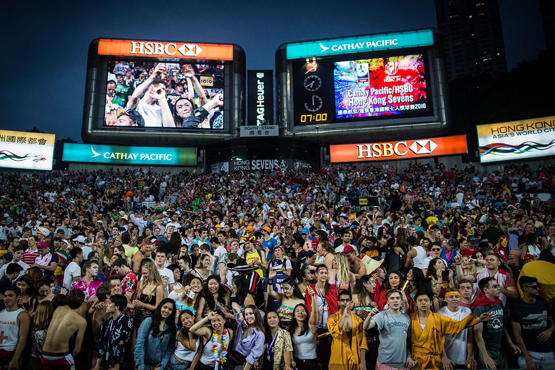 傍晚時分看台座無虛席,氣氛非常熱鬧,球迷站起歡呼。