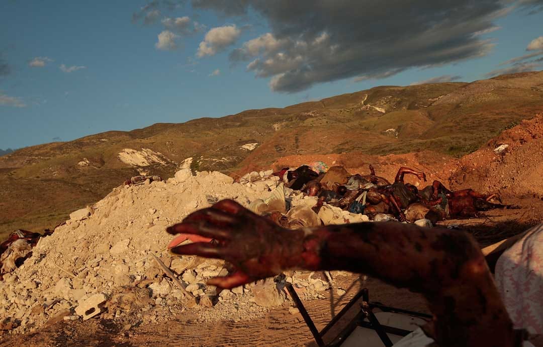 2010年1月16日，海地，地震后被集中处理的尸体。摄：Chris Hondros/Getty