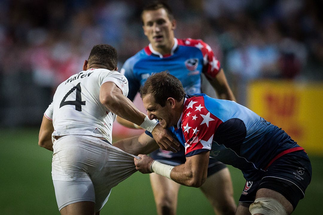 美國球員拉扯對手,試圖奪回控球權。