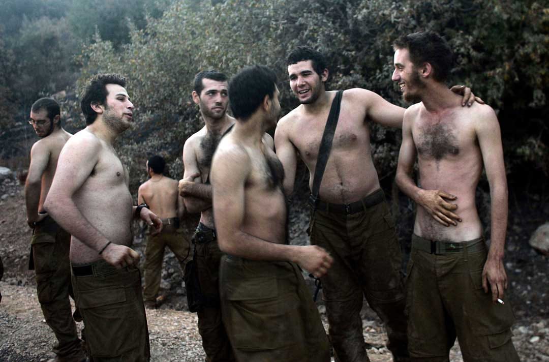  2006年8月17日，以色列黎巴嫩边界，以色列军队士兵 刚从黎巴嫩回到以色列，大家在交谈。摄：Chris Hondros/Getty