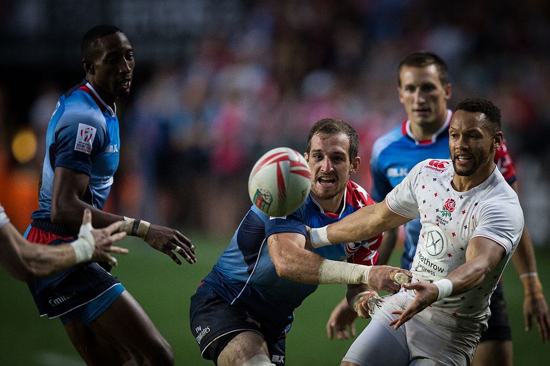 英格蘭球員在遭攔截前將球丟給隊友。