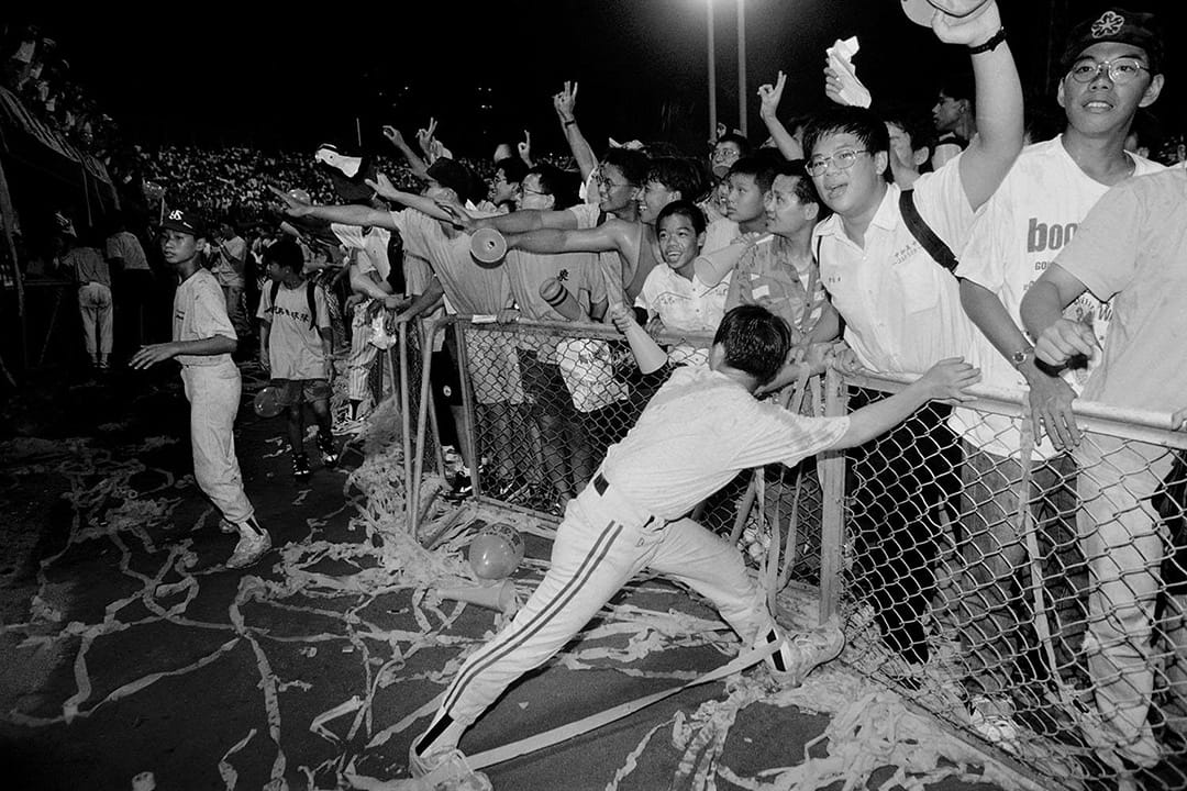 1994 台北棒球场 职棒热潮的冠军战後,热情的球迷跳进球场内庆祝,棒球场後来拆除了,成了办演场会为主的台北小巨蛋。