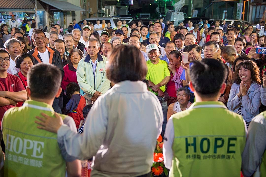 除了拍摄蔡英文,摄影师的对象主要围绕台湾的人与土地,包括各地的民众、风景地貌以及一切与台湾有关的事物。