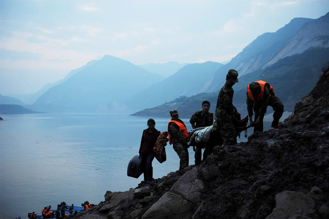 2008年5月14日，中國軍方救援人員在山上拯救傷者。