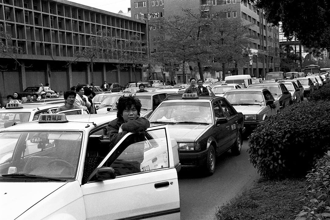 1989 80年代末台北交通黑暗期,塞车阵中的计程车司机,早年计程车没有统一颜色,後来统一改为黄色成为民众口中的小黄。