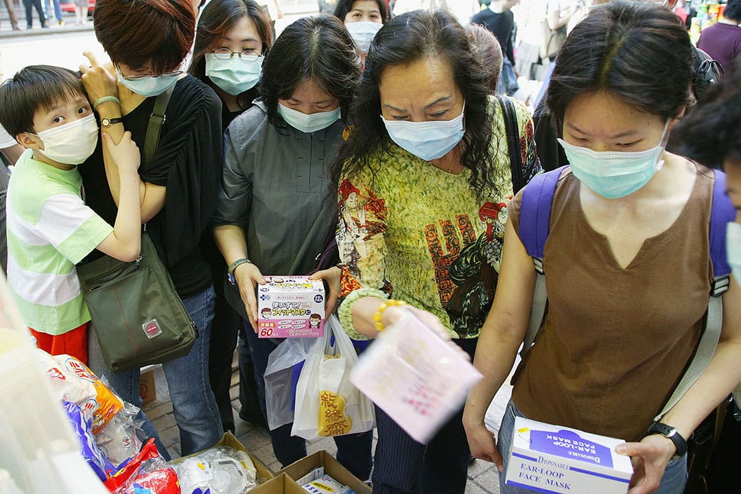 爭相搶購口罩的市民。