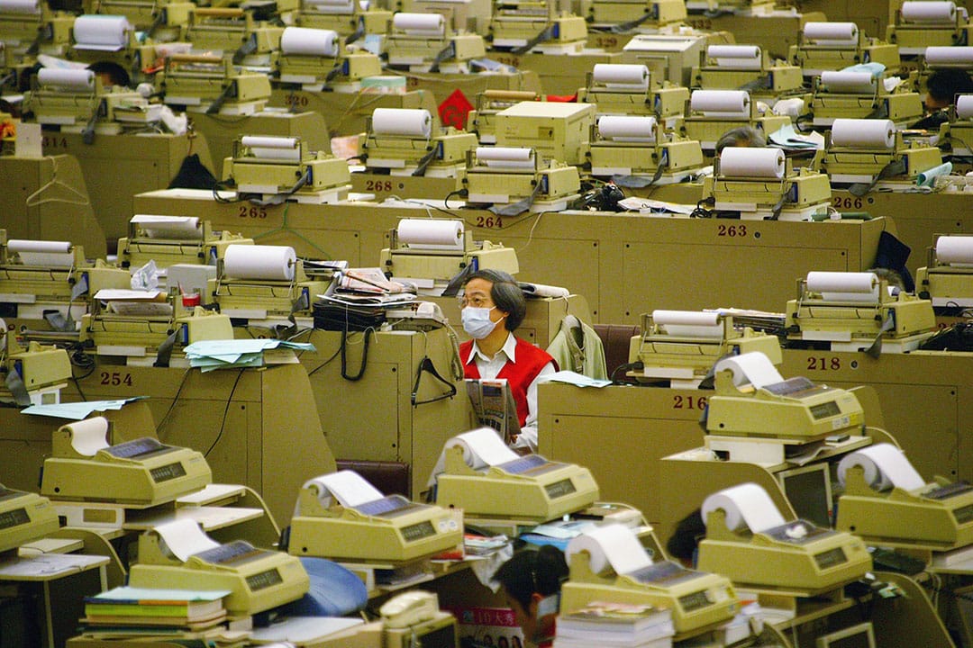 沙士引發全民恐慌, 樓市及股市崩潰,恒指跌至低谷。