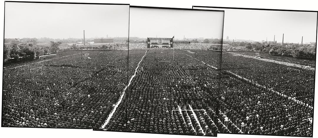 1976年9月18日,哈爾濱人民體育場 ,黑龍江省暨哈爾濱市50萬群眾悼念毛主席逝世。