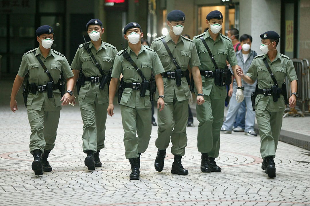 警方在淘大花園E座執行隔離令,居民被安排搬往西貢及鯉魚門兩所度假村。