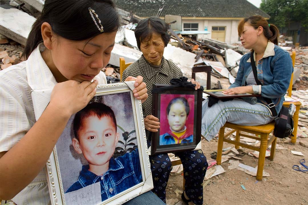 2008年5月22日，罹難學生的家長正在哀悼逝世的子女。