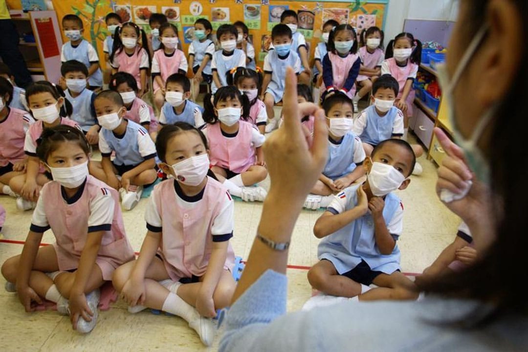 政府於3月底宣布全港學校停課約一個月。