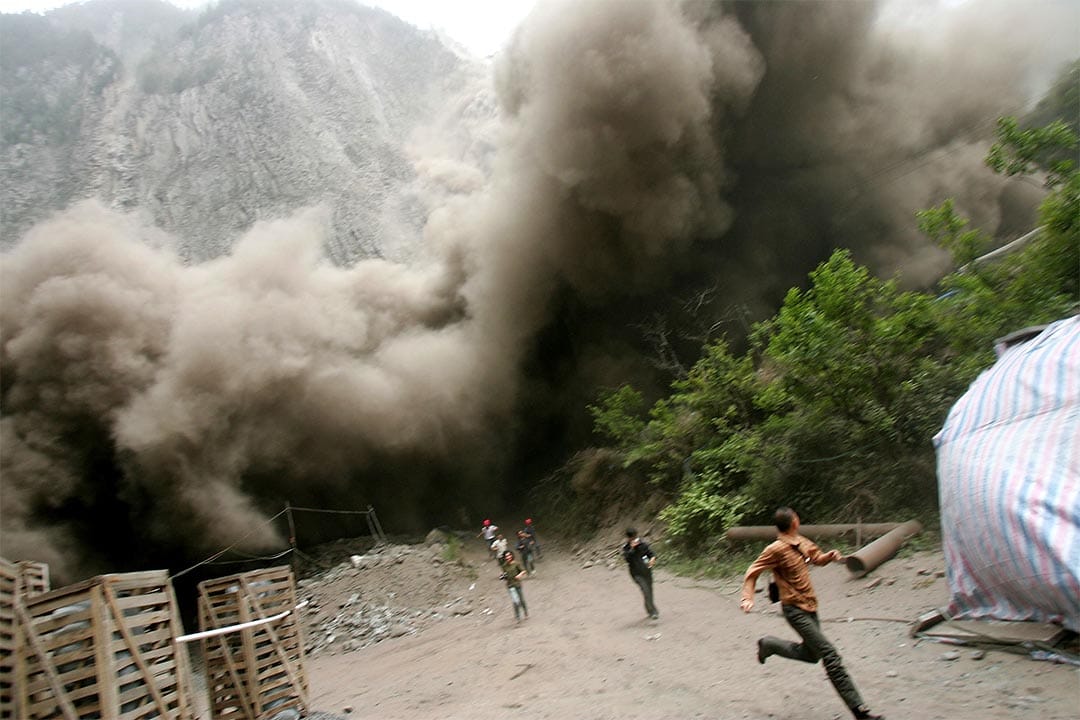 2008年5月17日，人們躲避餘震引起的山泥傾瀉。