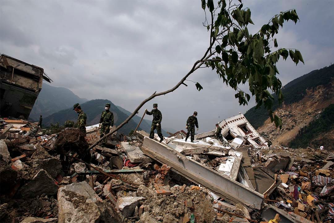 2008年5月15日，中國士兵在北川縣地震區的瓦礫中搜救。 