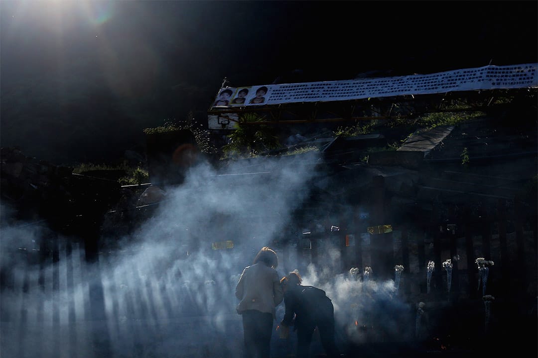 2013年5月12日，汶川地震五周年紀念，綿陽市有死難者家屬在災難遺址前祭祀。