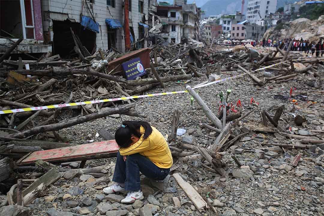 2009年5月12日，汶川地震一周年，一名死難者家屬在北川縣地震遺址哭泣。