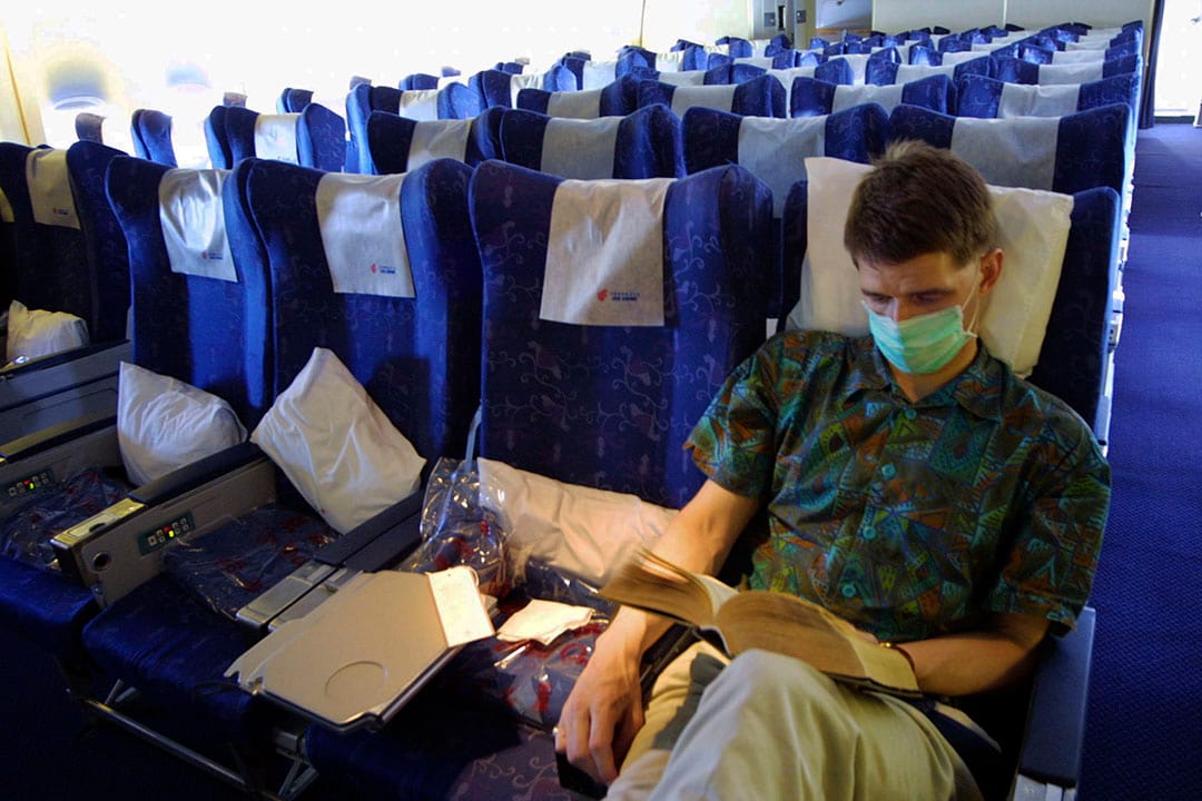 多國對香港實施入境限制,而飛機密閉空間成為高危感染點。