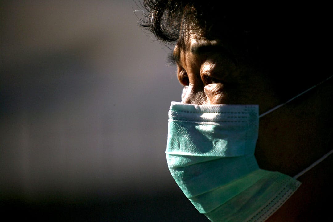 沙士在多間醫院爆發,醫護人員相繼受感染。