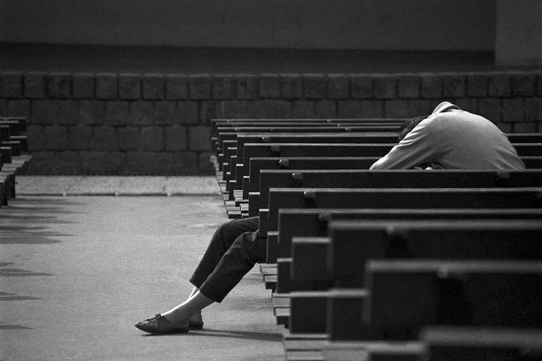 1988 新公园音乐台的长椅上,恋爱中的情侣沉醉在两人的世界里.新公园後来为了纪念228事件,见了座纪念碑改名为228公园。