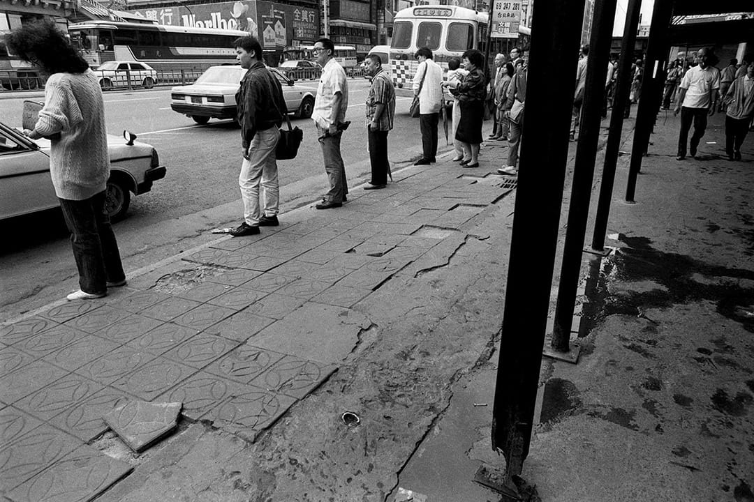1989 台北车站前 没有捷运的年代,等公车的市民与破破烂烂的人行道。