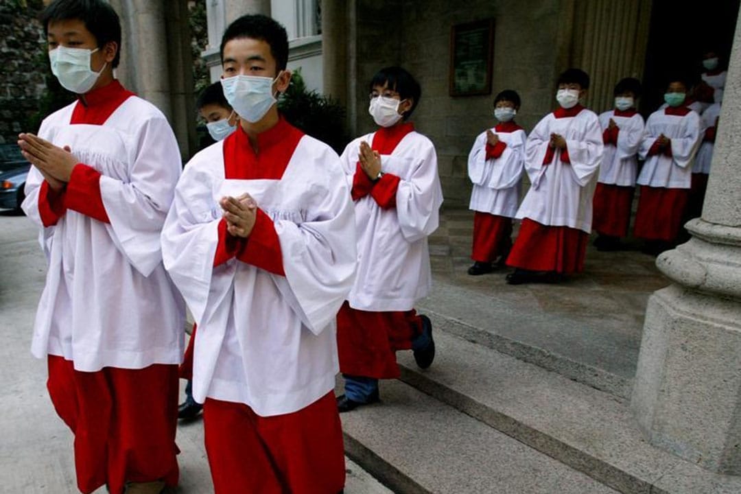 沙士爆發多月,市民開始在口罩下嘗試正常生活,民間舉辨團結活動。