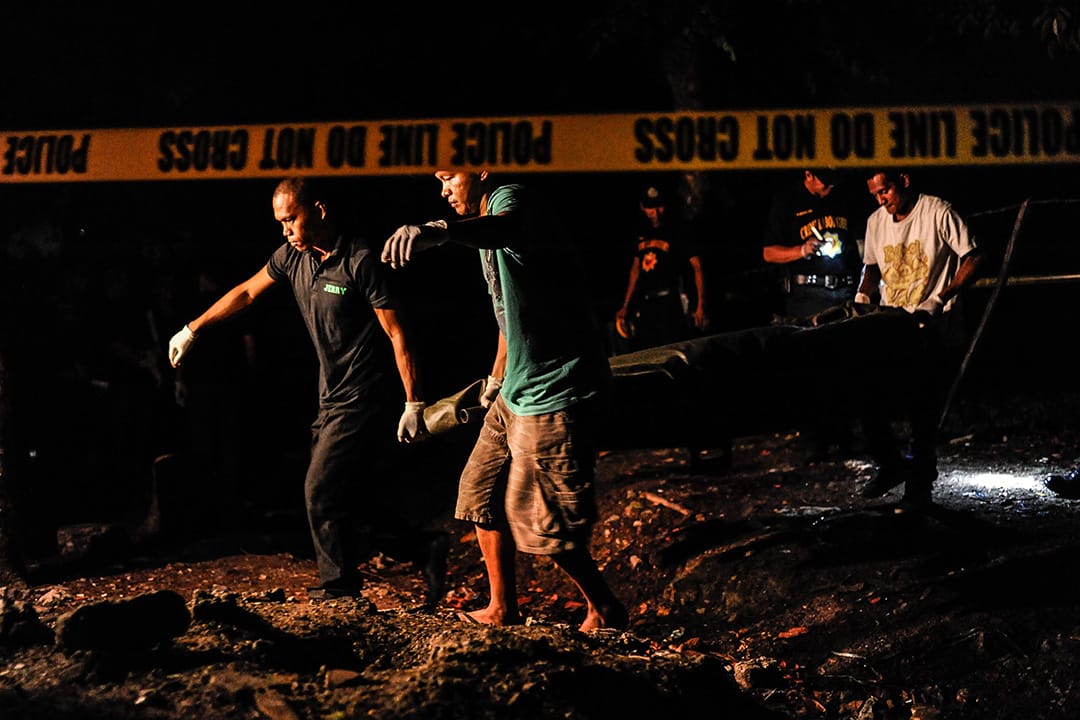 2016年6月25日,菲律賓馬尼拉,警察將毒販的屍體抬出。