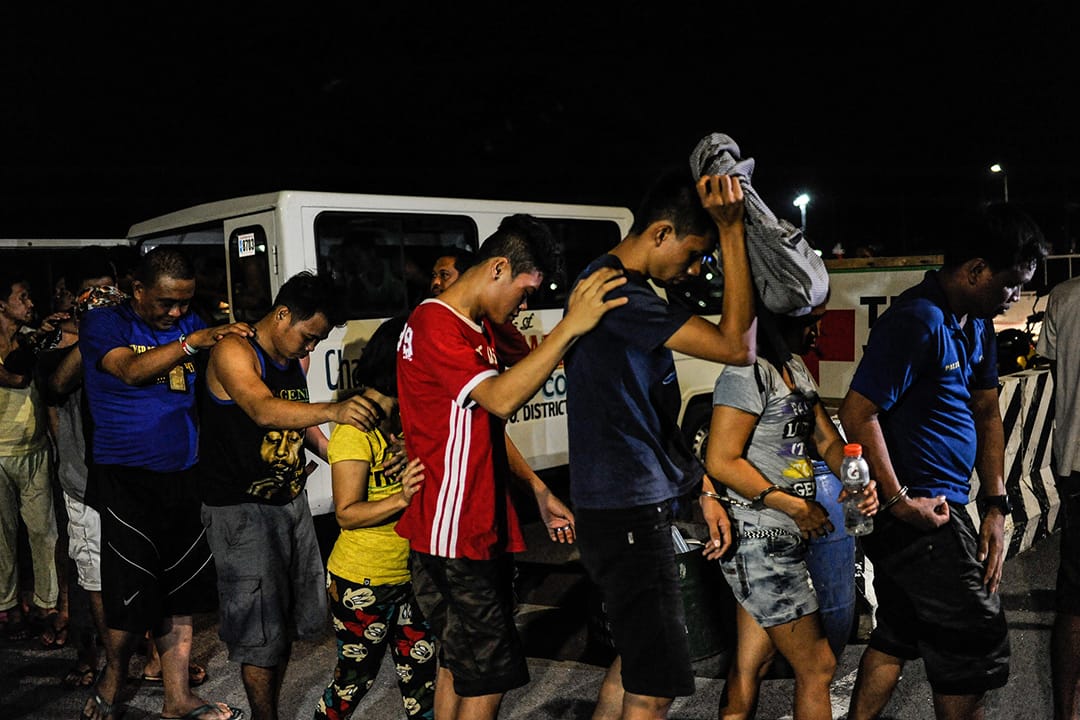 2016年6月16日,菲律賓馬尼拉,警方將疑為吸毒者與毒販拘捕。