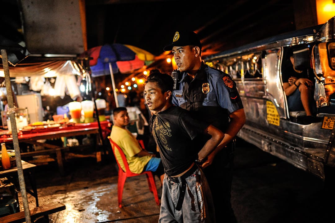 2016年6月20日,菲律賓馬尼拉,經過街頭追逐後,一個搶劫犯被捕。