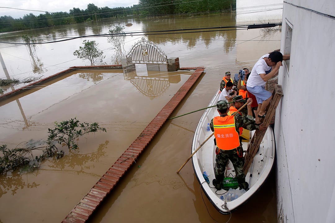 中國武漢,河水缺堤淹沒了武漢一條小村莊,救援人員正在撤離村民。
