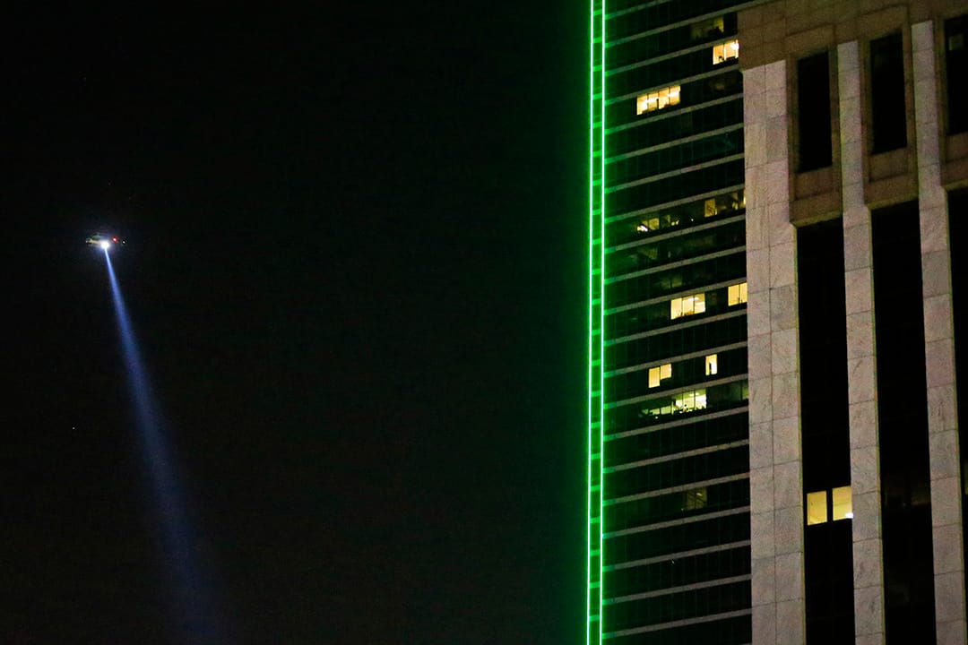 达拉斯多名警察受枪击後，警方使用直升机在市内展开追捕。