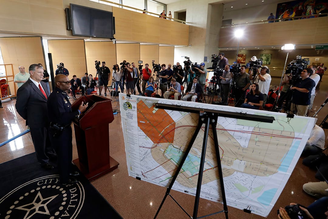 达拉斯枪击案后，警方举行记者会。