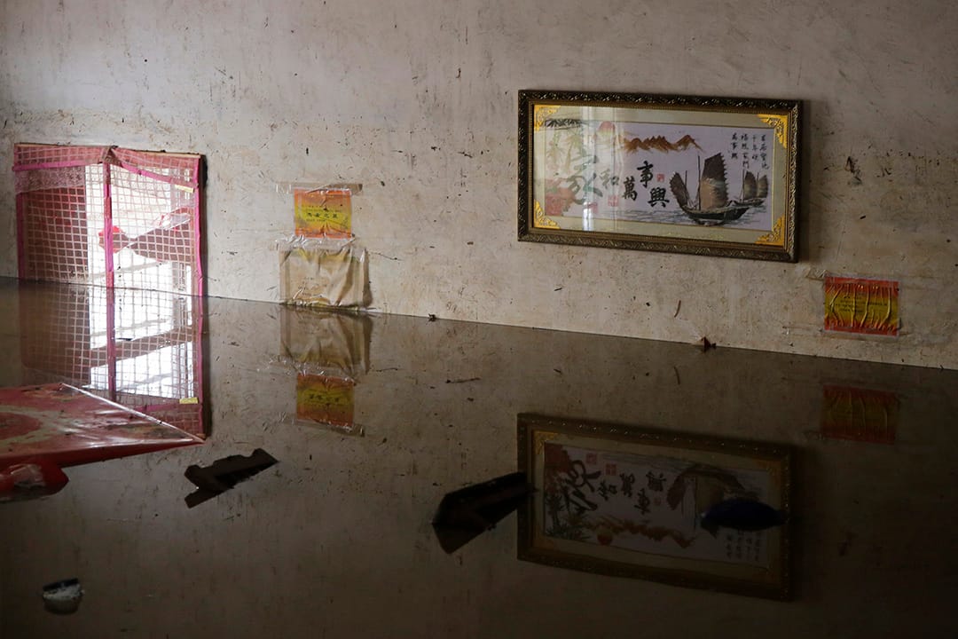 中國武漢,河水缺堤,一名村民的家被淹沒。