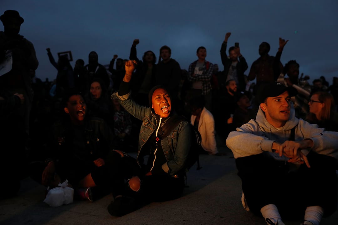 示威者在加州奥克兰880公路抗议。