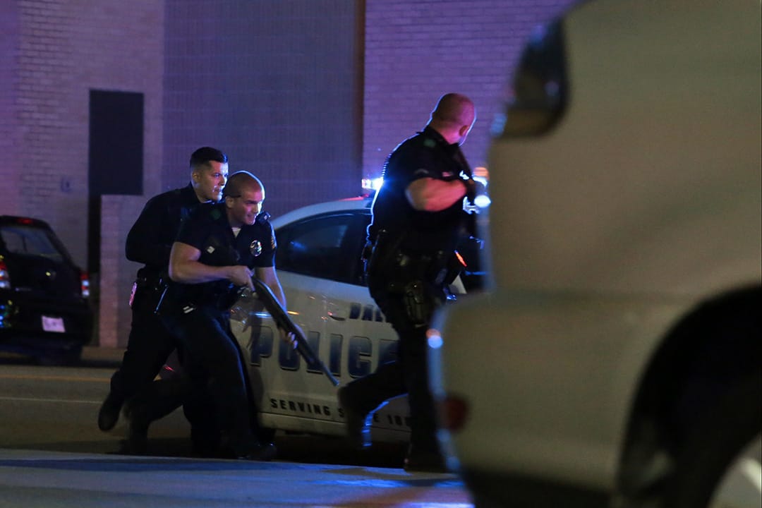 达拉斯警察在市内展开追捕。