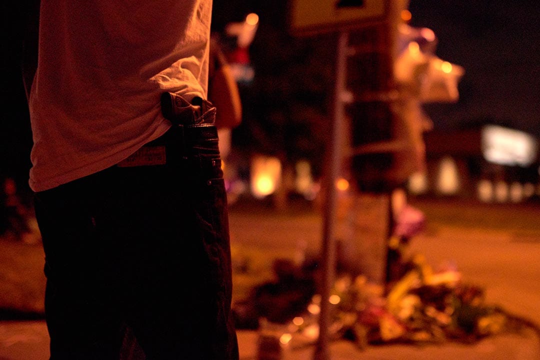 一名出席卡斯蒂尔(Philando Castile)悼念活动的示威者裤袋插了一把手枪。