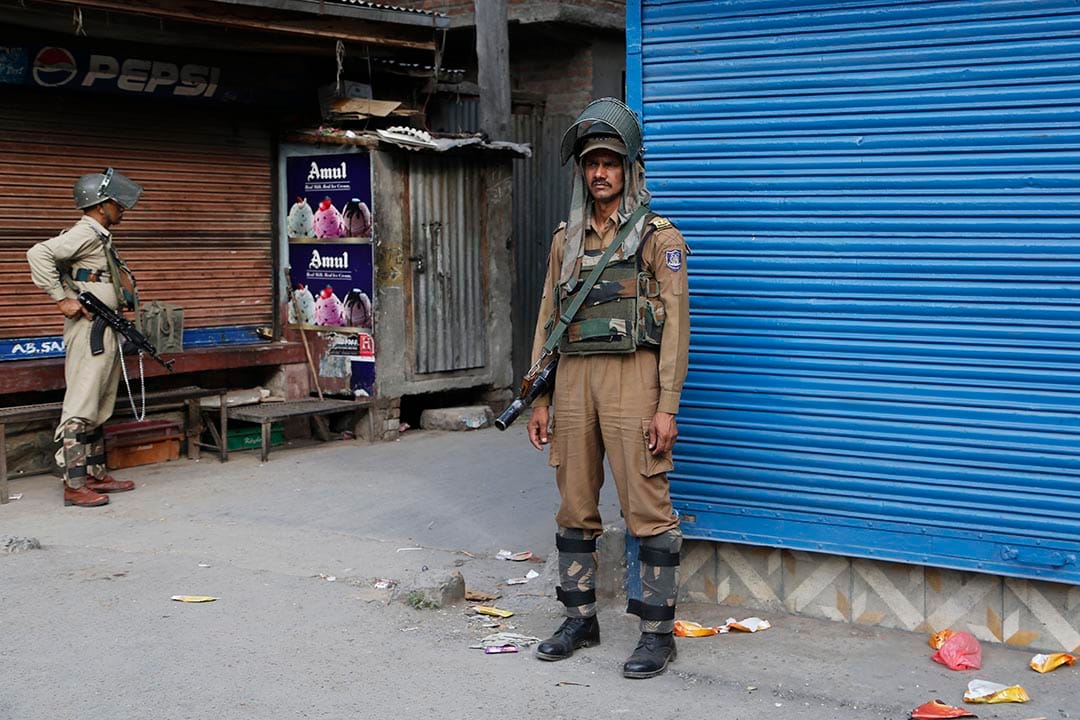 印度士兵在斯利那加的门禁时段中站岗。