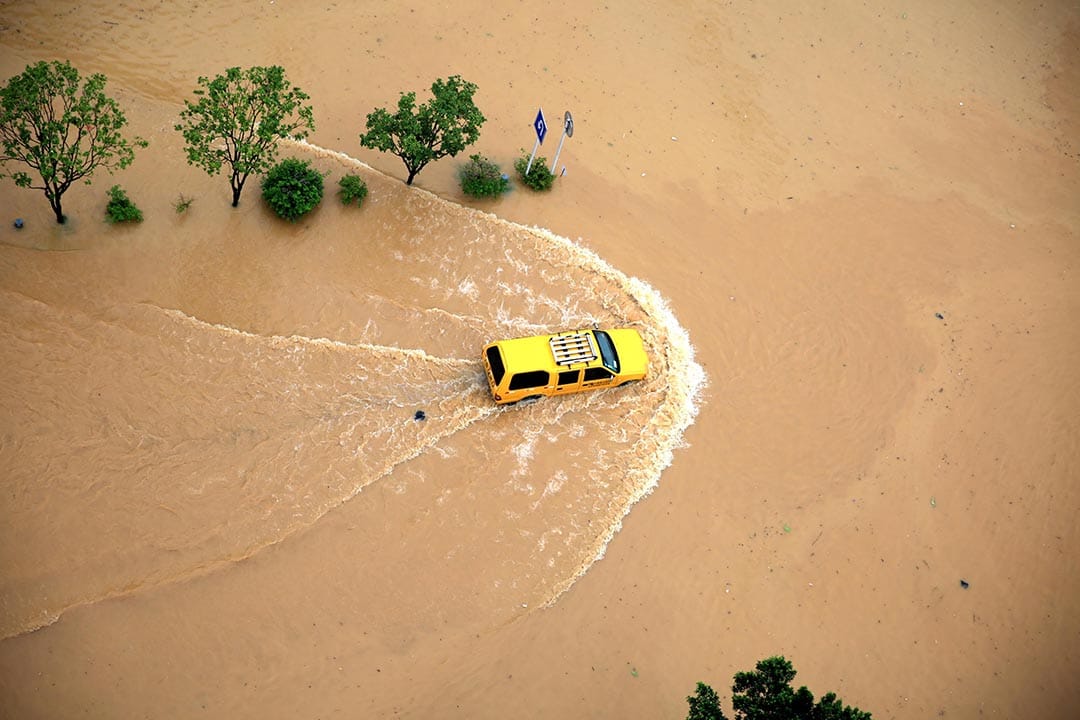 貴州省,一輪汽車在淹水的道路前進。