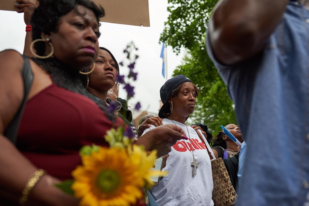 卡斯蒂尔(Philando Castillo)的女友Diamond Reynolds，在他生前工作的学校出席悼念活动。