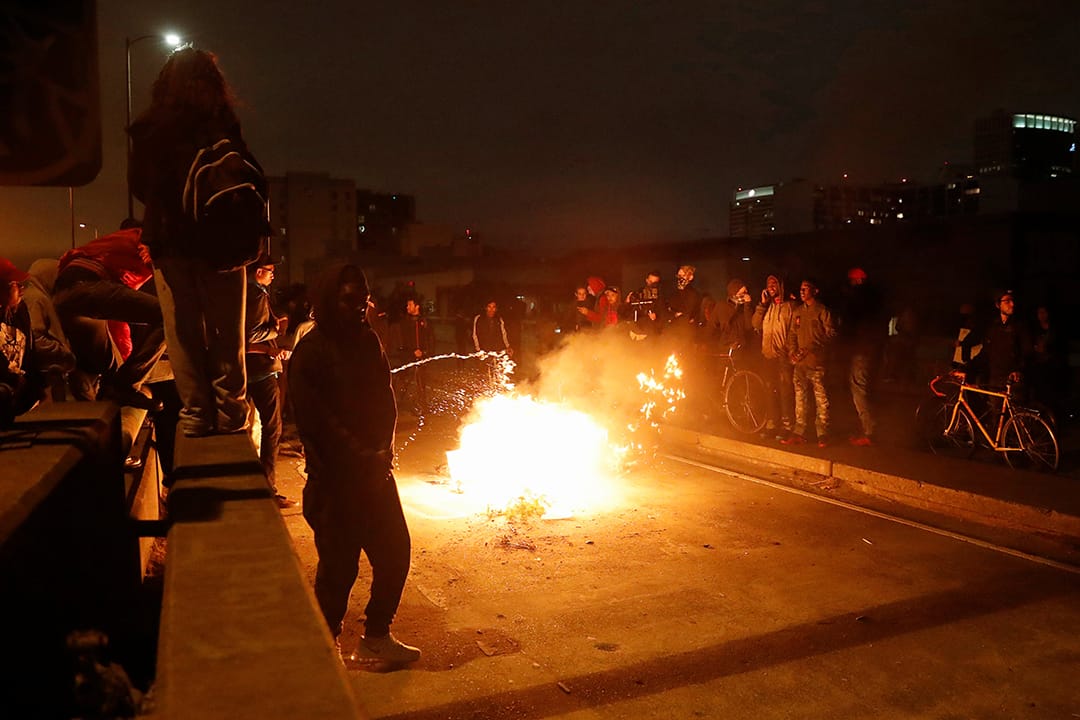 示威者在加州奥克兰880公路放火。