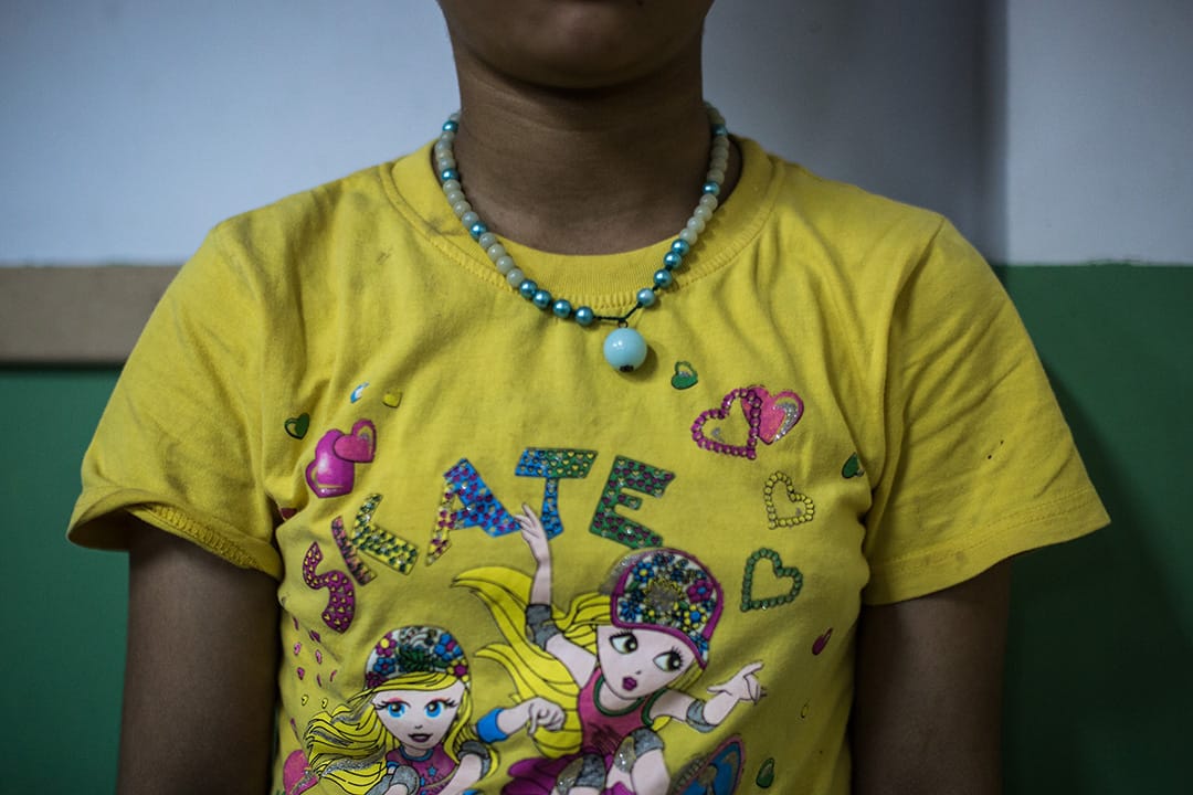 河會小學受災安置點，13 歲的趙家歡一直想要買個項鏈，但是她媽媽嫌貴，就穿了一條給她，她就戴了一年多從來沒取下過來。