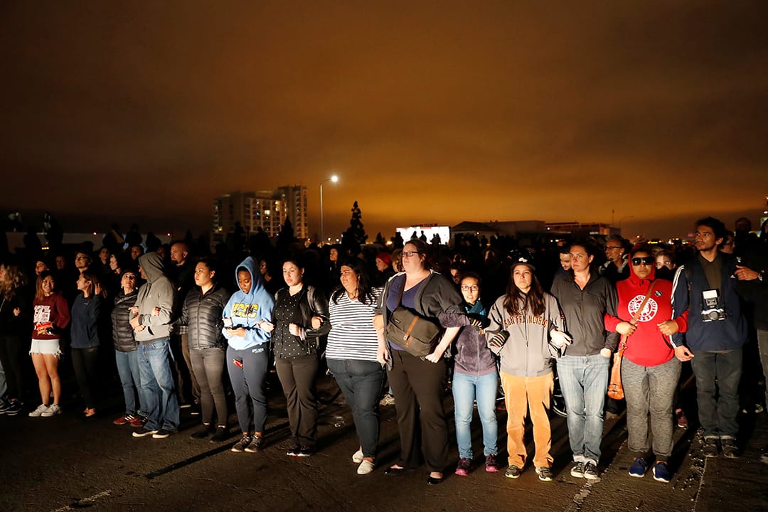 示威者在加州奥克兰880公路抗议。