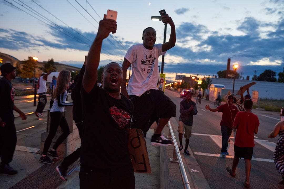 明尼苏达州市民走上街头示威。