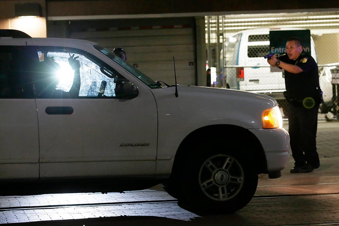 达拉斯警察在市内展开追捕。