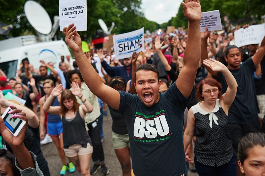 明尼苏达州市民走上街头示威。