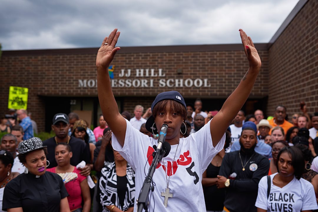 卡斯蒂尔(Philando Castile)的女友Diamond Reynolds，在他生前工作的学校为他举行守夜活动。