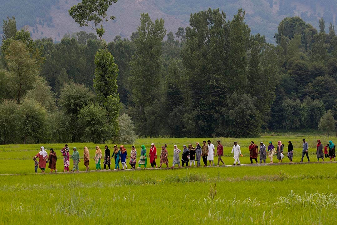 喀什米尔人步行前往参加最大反抗军领袖Burhan Wani的葬礼。